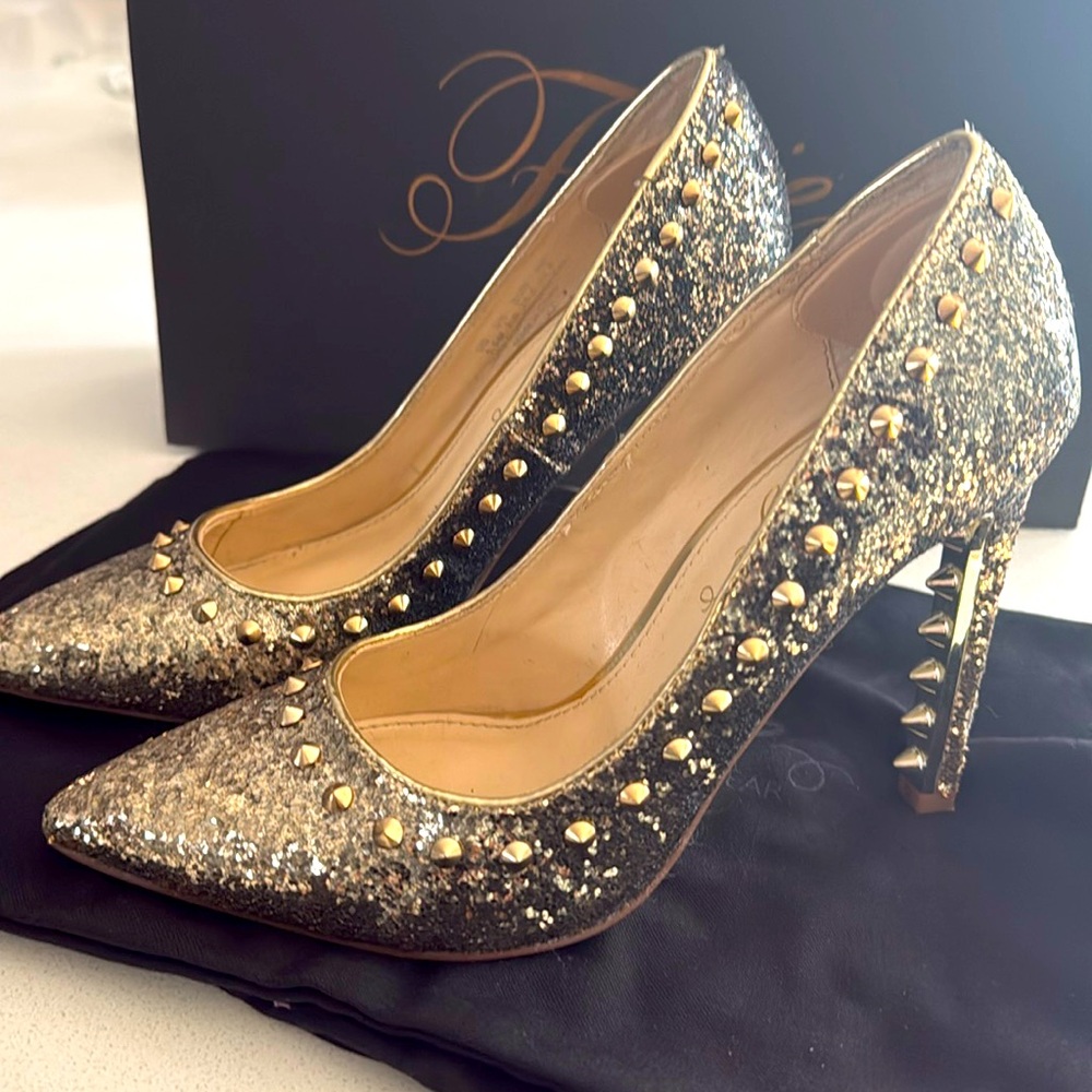Fergie Footwear Helix2, Gold pumps heels limited